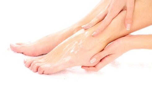 Application of gel for varicose veins on the legs